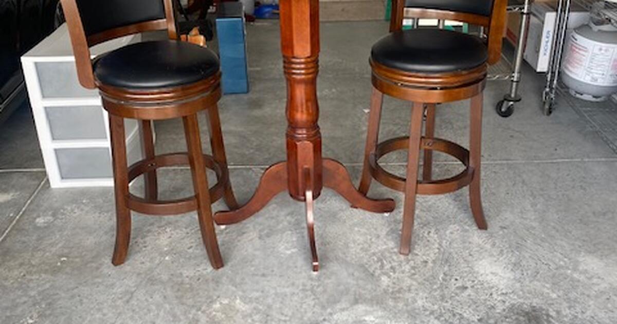 2 bar height Tables and 4 bar height Stools for sale for 90 in Port St. Lucie, FL For Sale