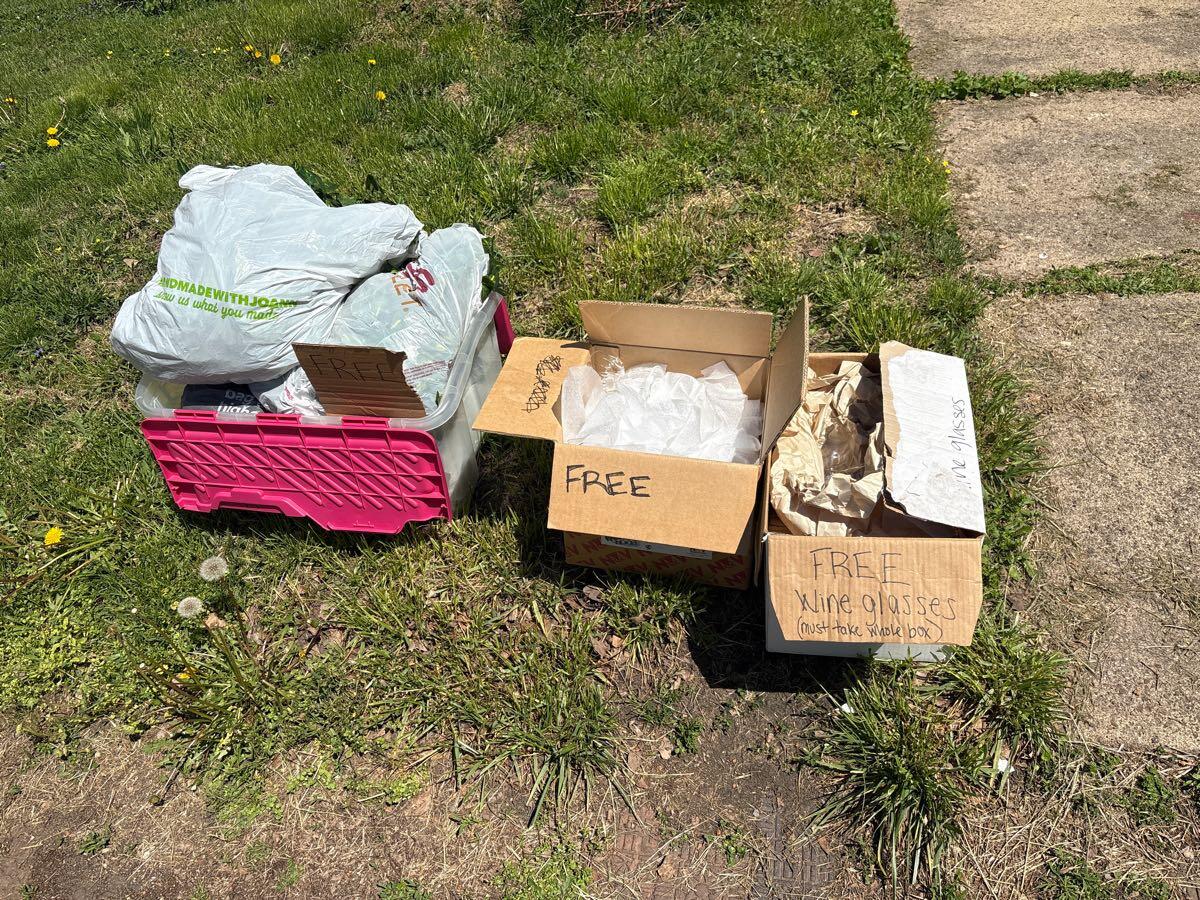 White Floral Ch&elier For $20 In Newark, OH | For Sale White Floral Ch&elier For $20 In Newark, OH | For Sale
