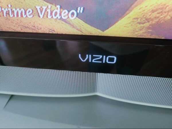 37-Inch Vizio VX37L 720p HDTV Widescreen LCD TV (Black/Gray) - USED 