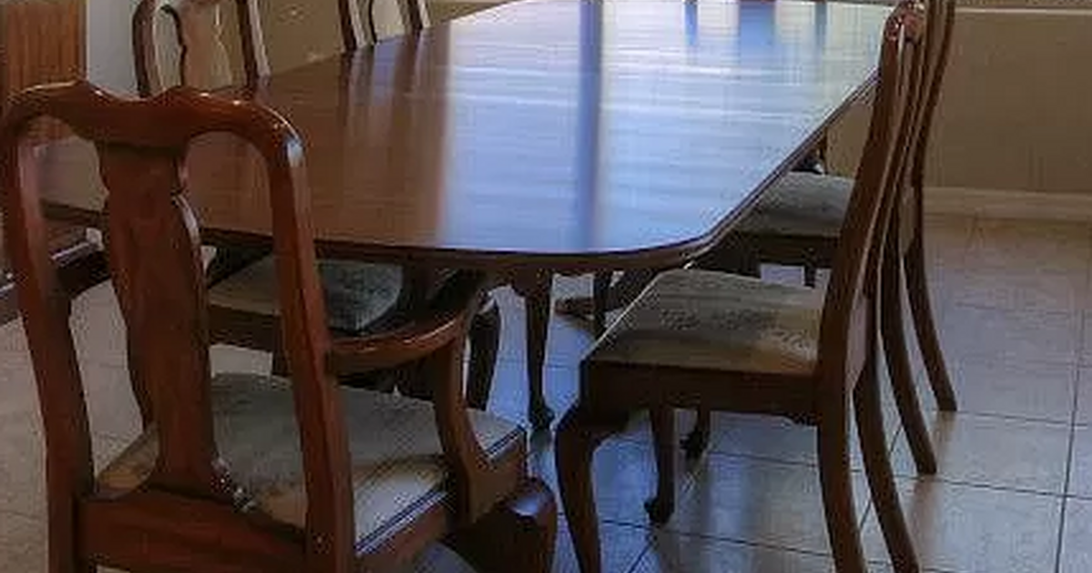 Dining Room Table & 6 Chairs w 2 Leaves and Table Pads for 500 in