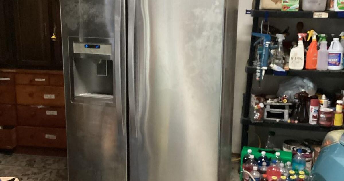 Kenmore Elite Stainless Steel Side by Side refrigerator/ freezer 25.6