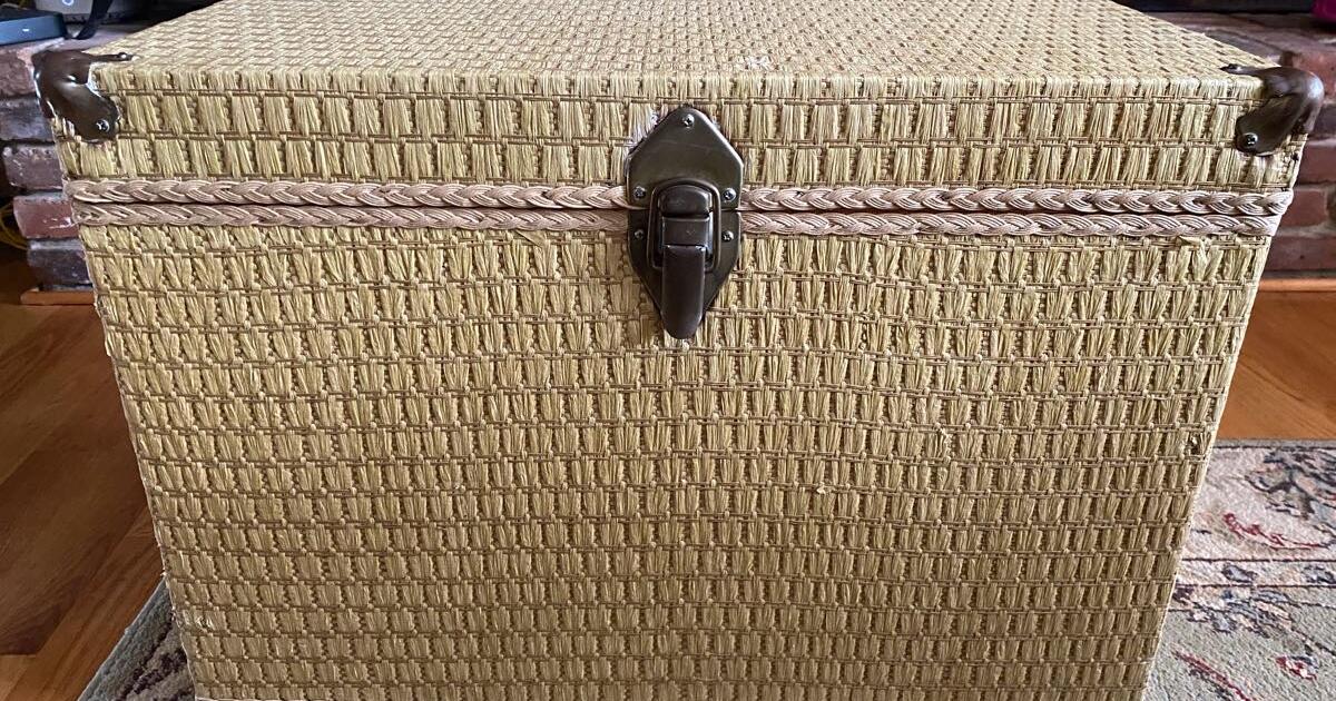 Vintage Redmon Wood Storage Chest / End or Cocktail Table for 100 in Toms River, NJ For Sale