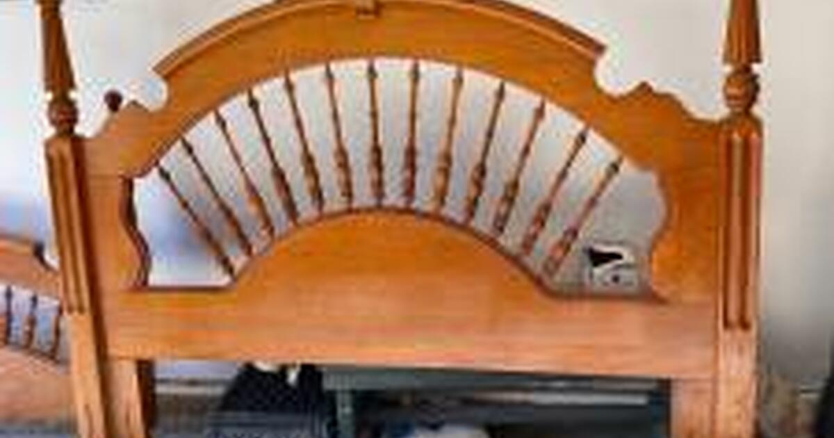 Lexington Victorian Queen/Full Spindle Bed for 200 in Peachtree City