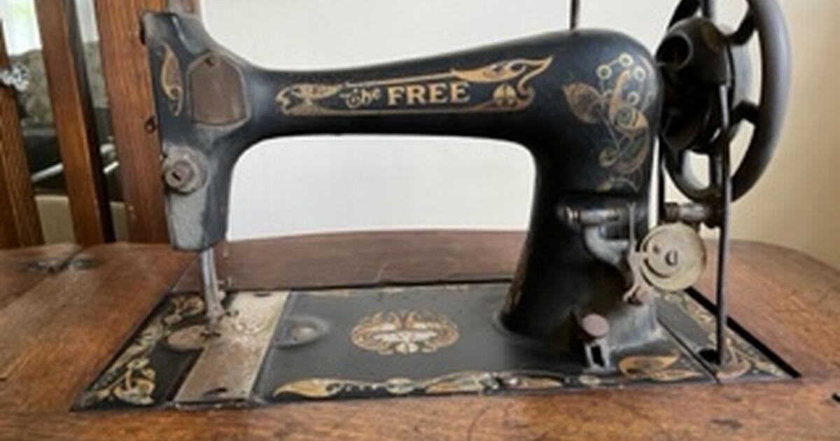ANTIQUE SEWING MACHINE for Free in Cleveland Heights, OH For Sale