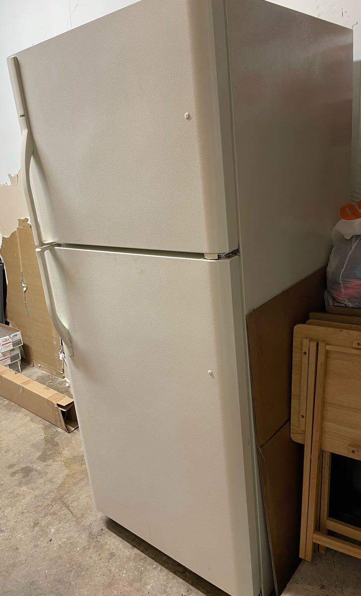 Refrigerator for Free in Elk Grove Village, IL | For Sale & Free — Nextdoor