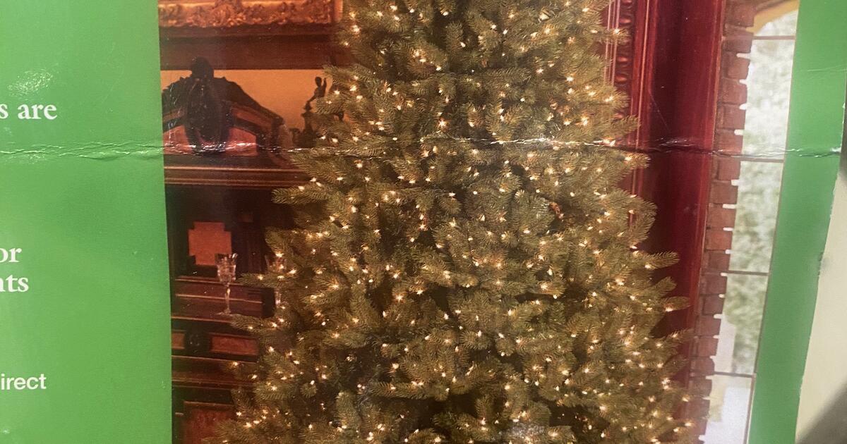 FREE 9 Ft Christmas Tree NO LIghts.... Pending Pick up for Free in