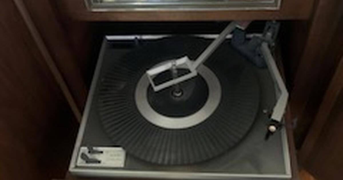 1970's Retro Silvertone HiFi with AM/FM radio and turntable for 10 in