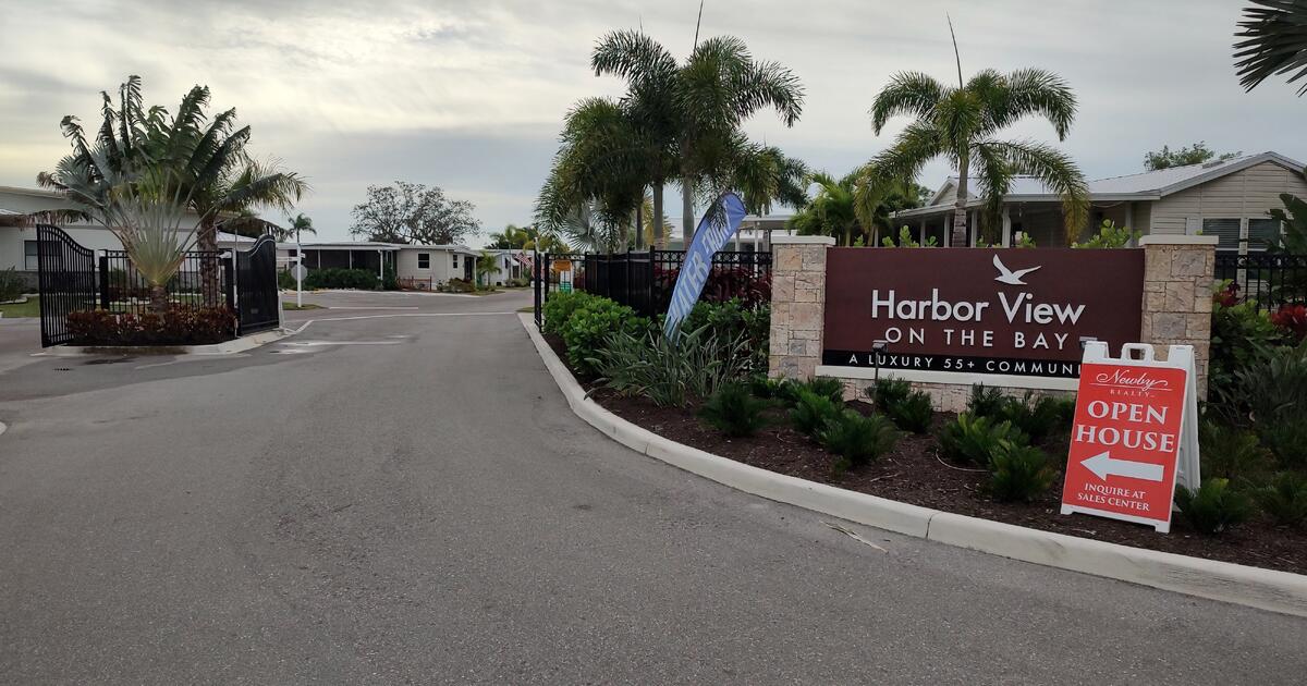 Extra Large Newly Renovated Two Bedroom One Bath Home And 55 Older Park