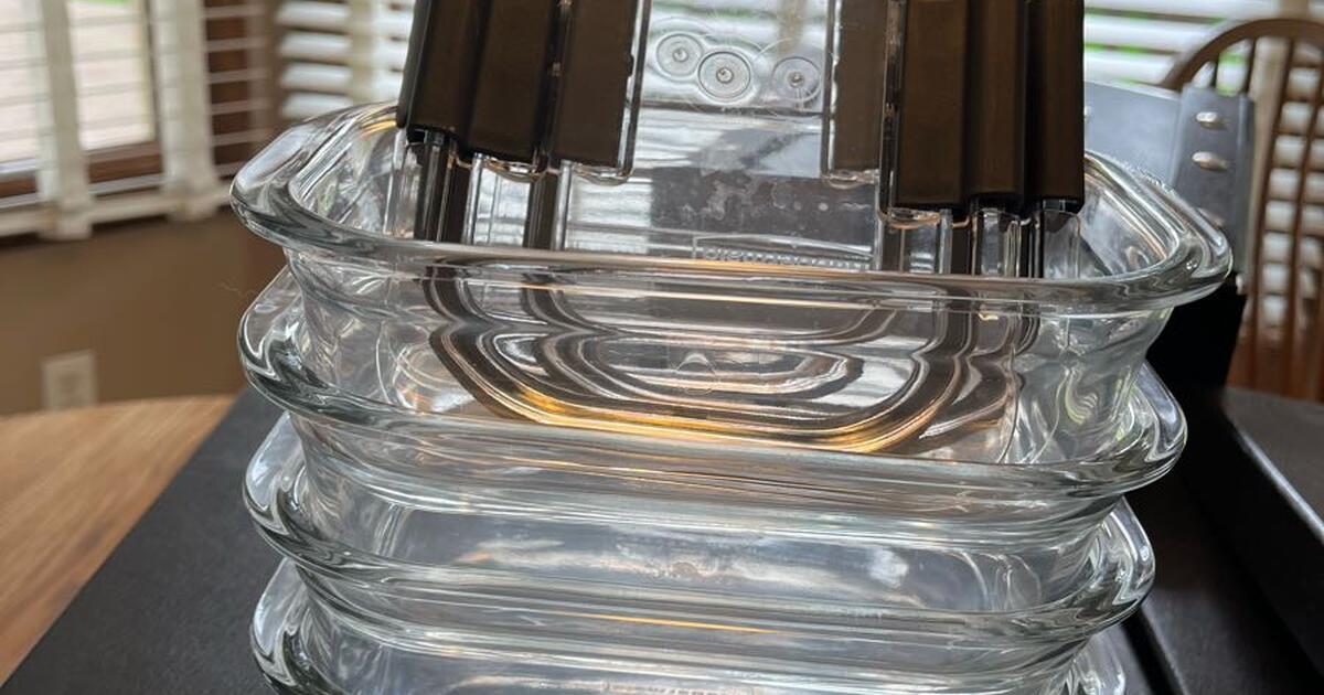 4 glass food storage containers with 3 lids for 10 in Columbus, OH