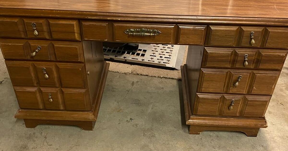 Two desks for Free in Lincoln, NE For Sale & Free — Nextdoor