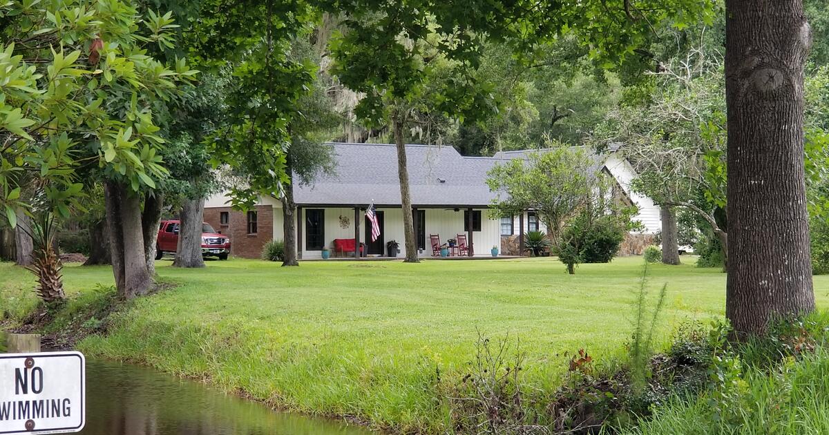 Fully Renovated Turn Key Home on Beautiful Eagle Bend Island for