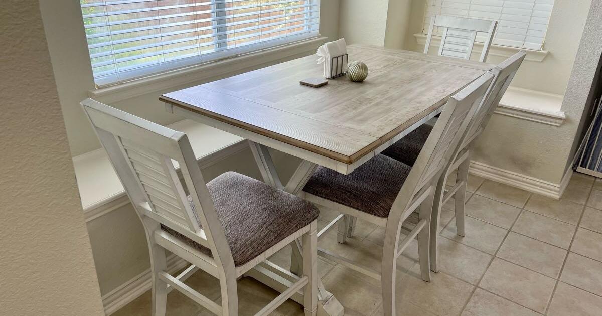 Teganville Counter Height Dining Table and 4 Barstools Set with