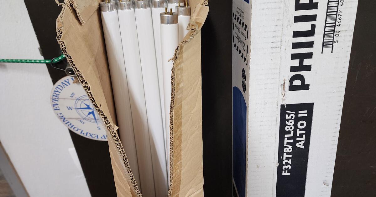 Fluorescent light bulbs for Free in San Diego, CA For Sale & Free