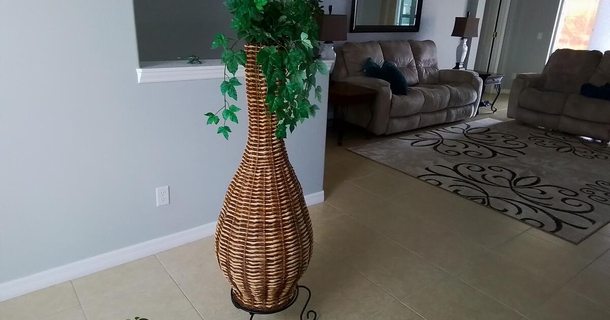 Tall Wicker vase with artificial plant for 25 in Punta Gorda, FL For