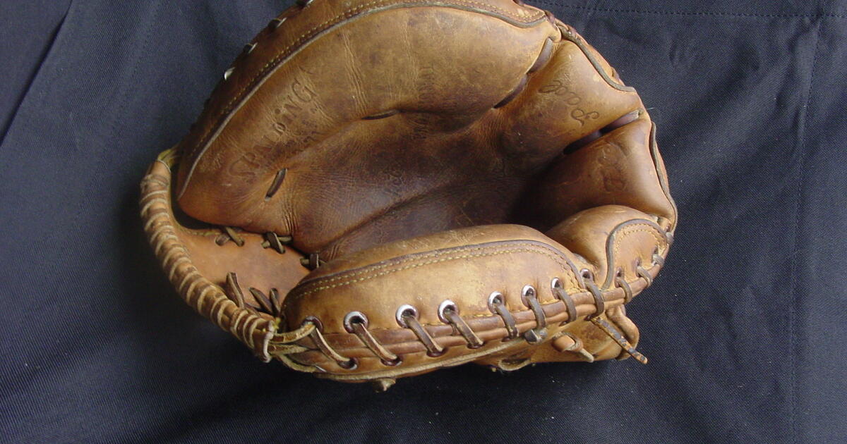 Right Hand Catchers mitt Good shape for 7 in Bolivia, NC For Sale