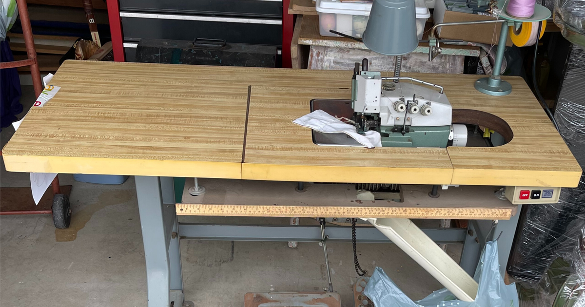 Wilcox & Gibbs Industrial 3 Thread Overlock Sewing Machine w/ Table and