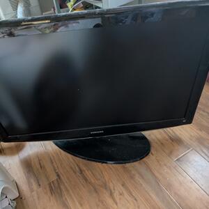Samsung 40" television flat screen TV with remote