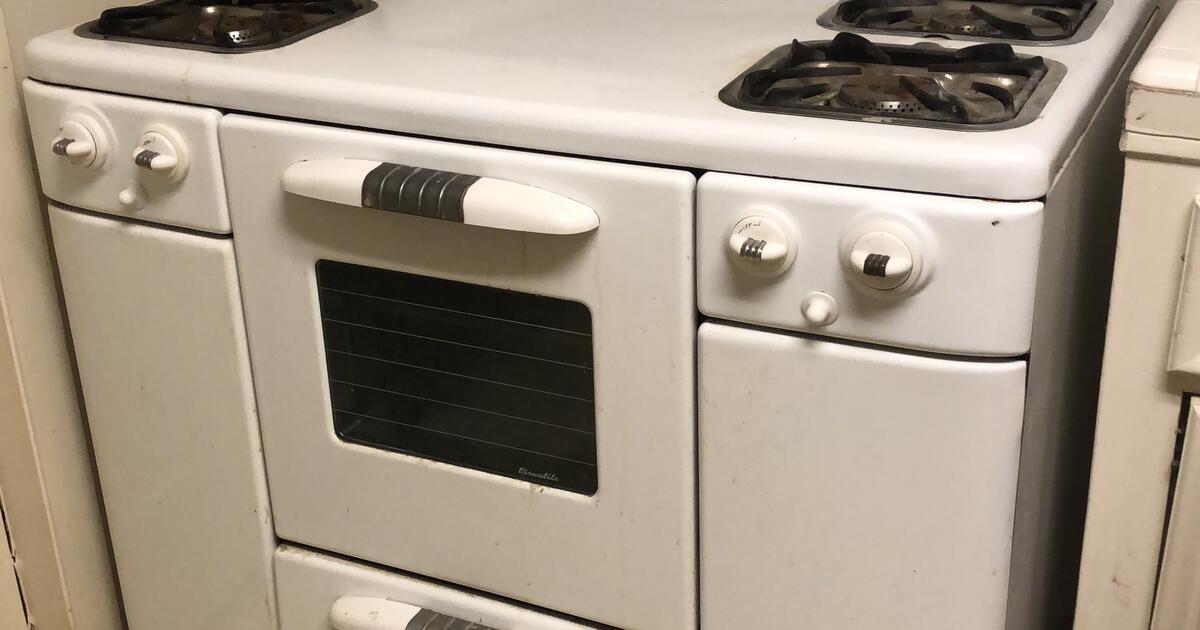 Retro 1950s Tappan Deluxe Gas Range Seeks New Home for 300 in Houston
