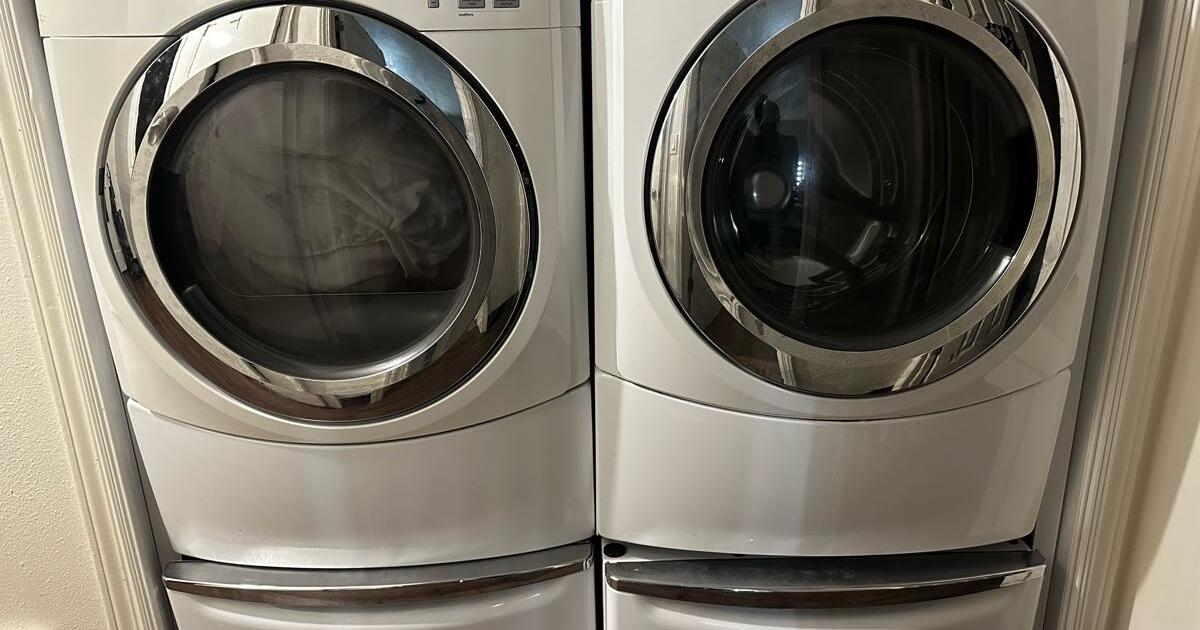 Electric Maytag 4000 series Washer & Dryer with pedestals for 500 in