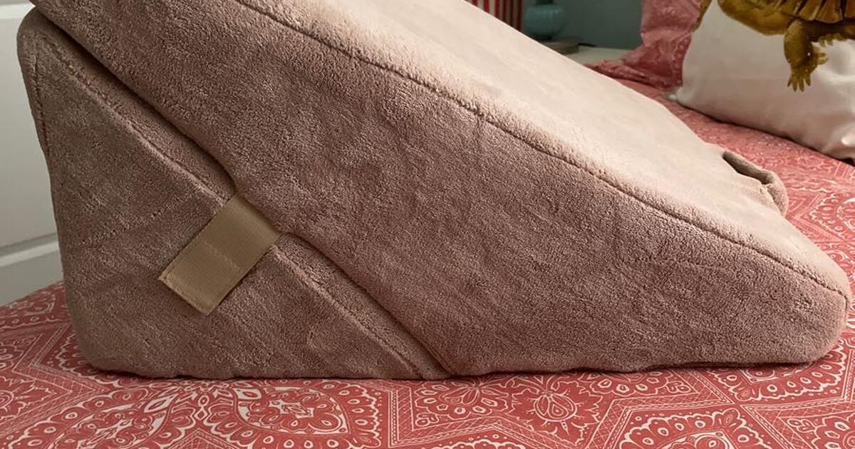 Brookstone 4in1 Bed Wedge Pillow with Body Conforming Memory Foam for