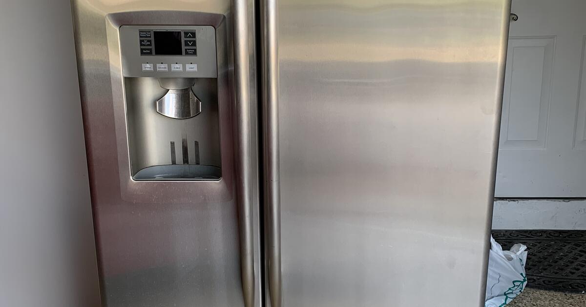 GE Profile side by side refrigerator for 200 in Fort Myers, FL Finds
