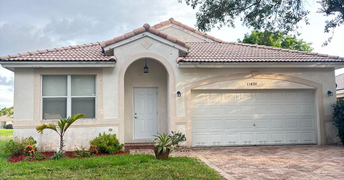 Lakefront 3/2 Single Home Gated MonarchLakes for 3590 in Miramar, FL