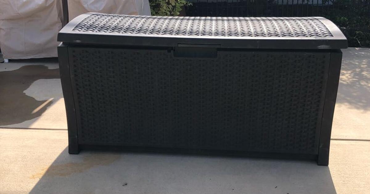 Suncast 99 gal deck box. Right back hinge broken. for 50 in Harrisburg