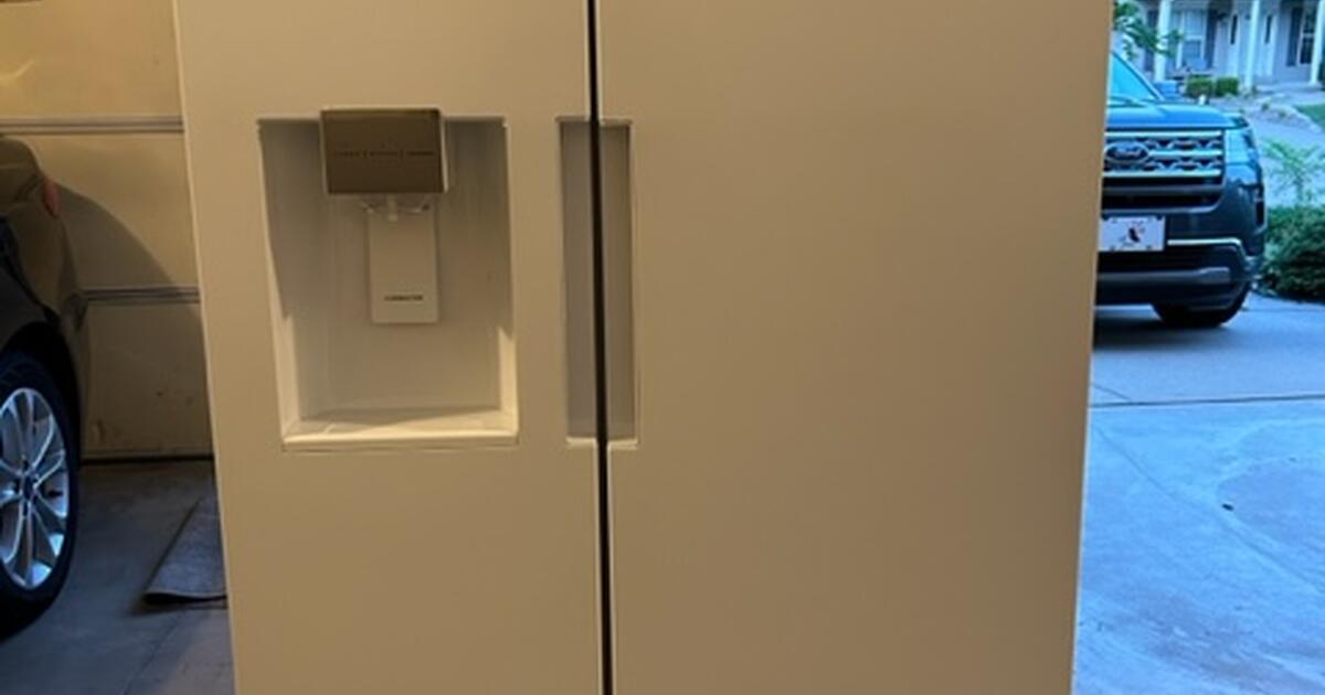 SIDE BY SIDE REFRIGERATOR / FREEZER Insignia for 500 in St. Charles