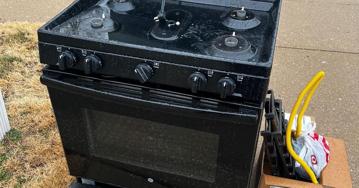 Black 30Inch GE Adora Standing Gas Range for Free in St. Charles, MO