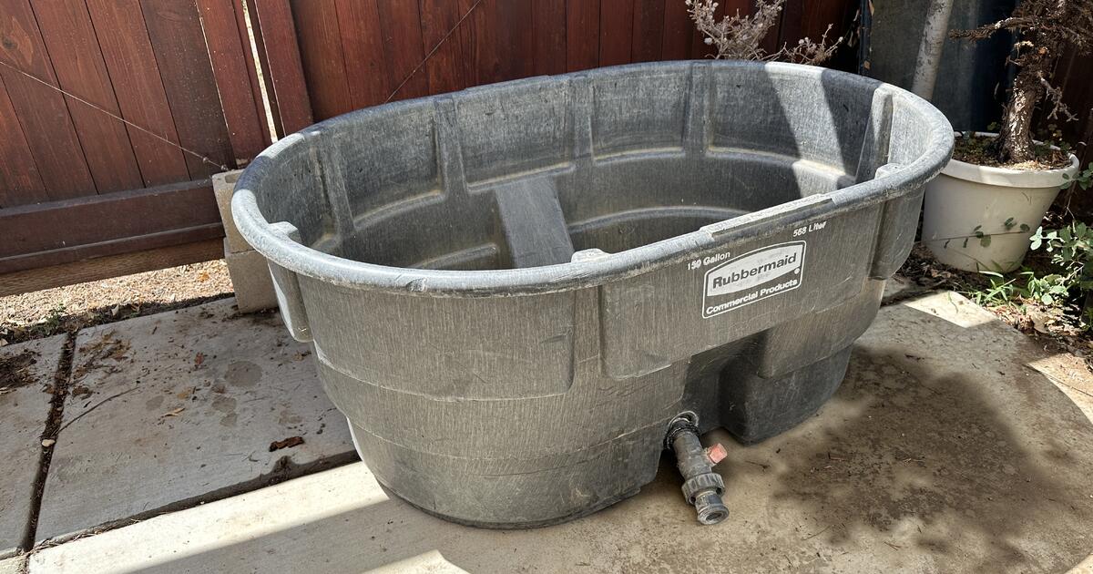 Cracked 150 gal Rubbermaid livestock tank for 50 in Sacramento, CA