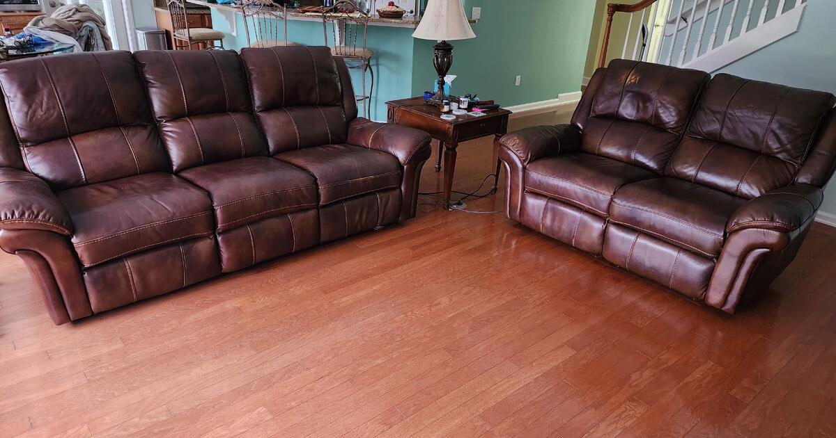 Haverty's Power leather Reclining Sofa and Reclining Loveseat. Medium