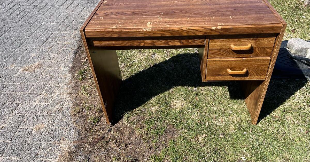 Desk for Free in Liverpool, NY Finds — Nextdoor