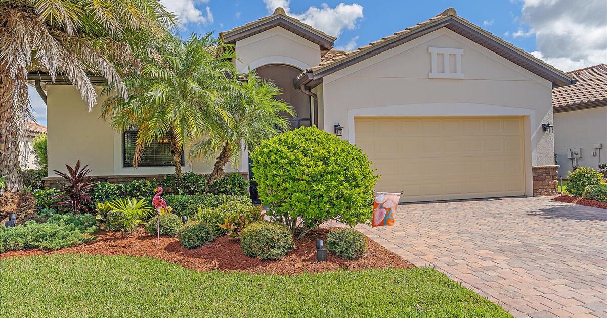 MOVEIN Ready River Strand Golf & Country Club Updated 3 bed /2 bath single family home for