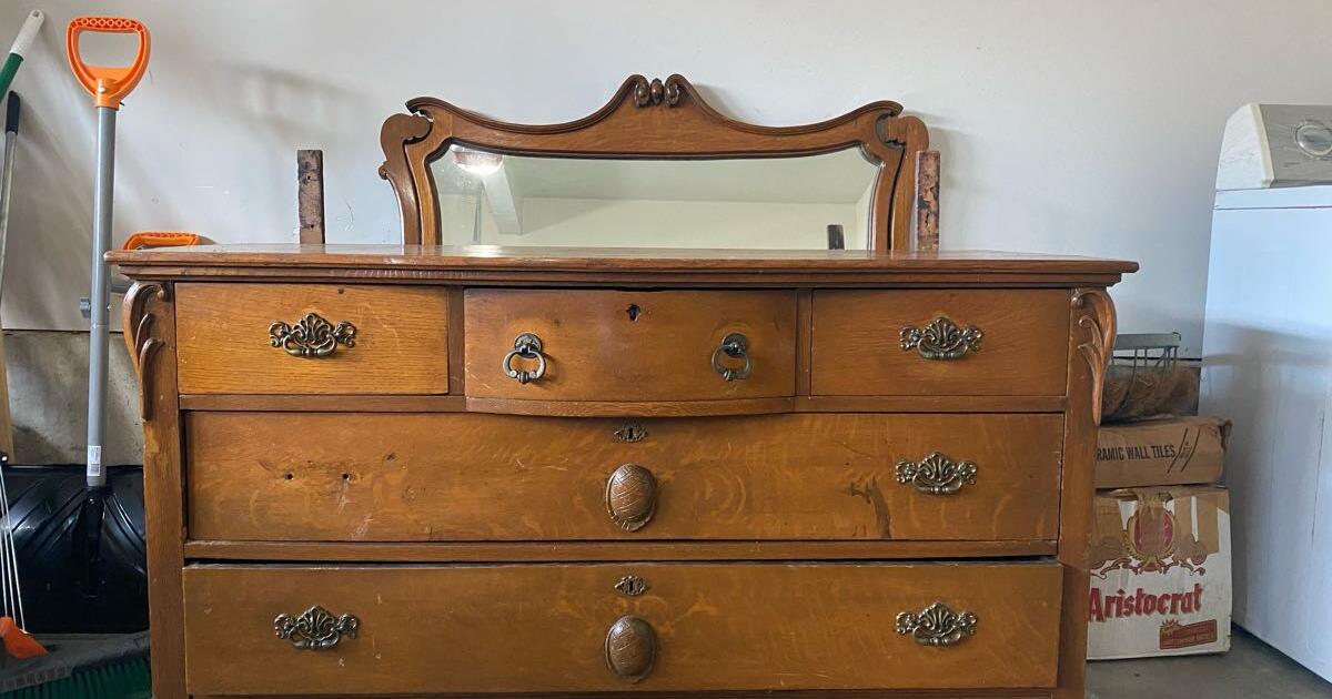 Antique Dresser with Mirror for 25 in Downingtown, PA Finds — Nextdoor