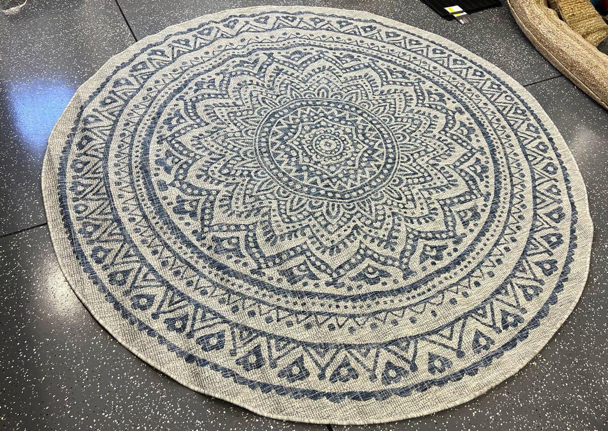 😎 Round Safavieh courtyard indoor outdoor rug for 70 in Rehoboth Beach