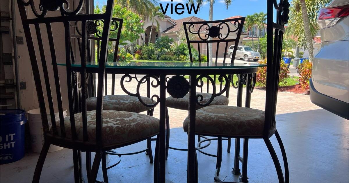 Bistrodining set&bar stools125 for 125 in Fort Myers, FL For Sale