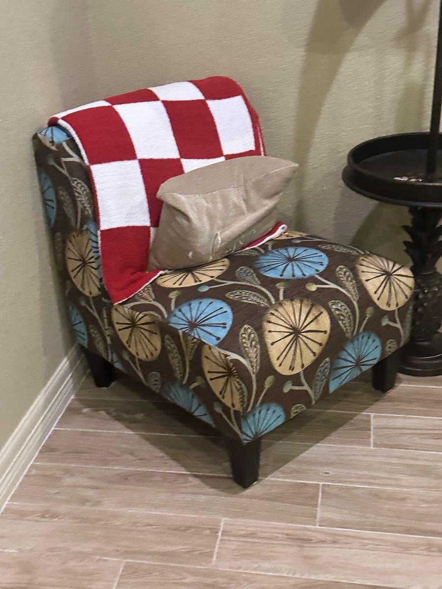 Chair and lamp in New Braunfels, TX For Sale & Free — Nextdoor