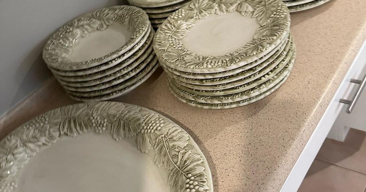 Service for 14 William Sonoma dinnerware made in Italy for 200 in