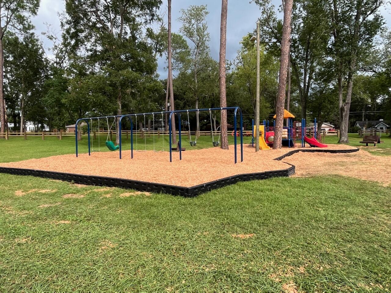 Leon County Installs New Swing Set at ManO’War Park (Leon County