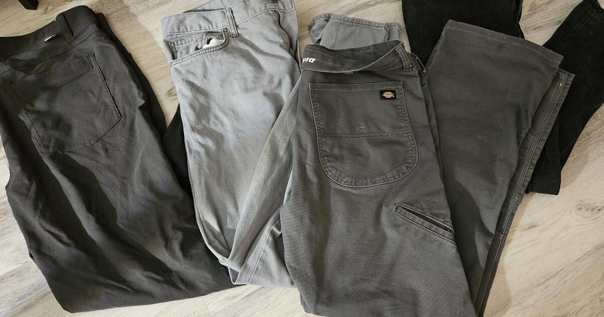 Mens 34 X 32 Jean's Dickies, Old Navy And Gerry for 25 in Anchorage