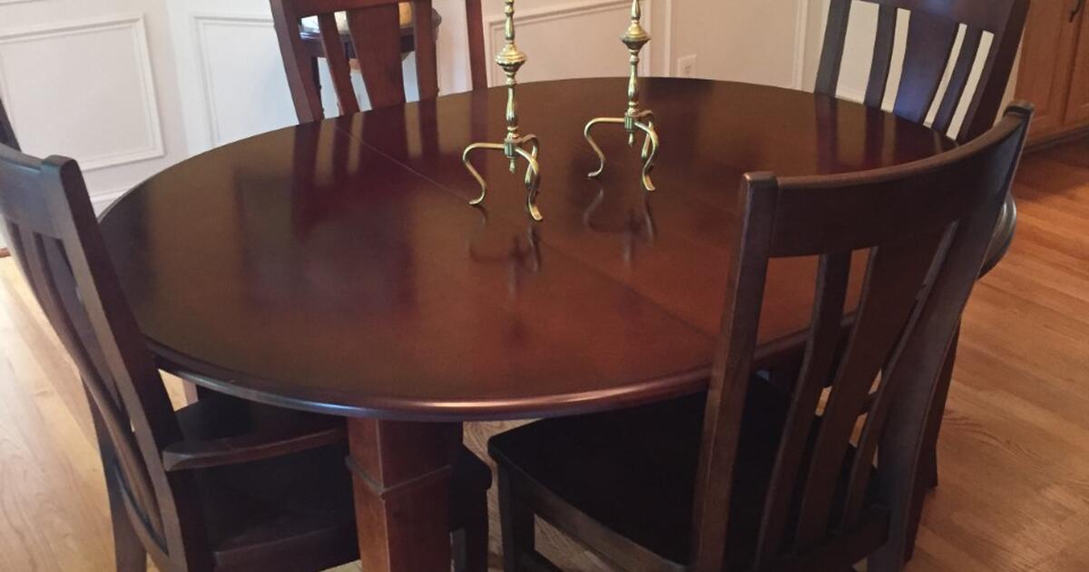 Dining Room Table w/ 4 Chairs. Bassett Furniture (60" x 48" x 30") for
