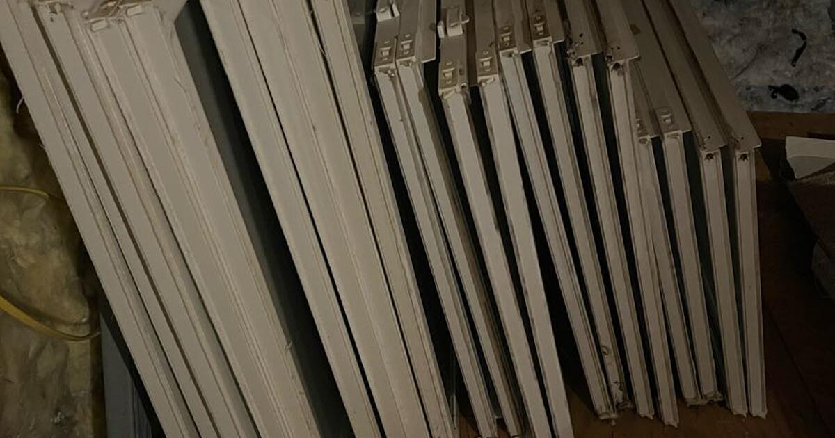 Double Hung Vinyl Windows Used, Like New 20 each for 20 in