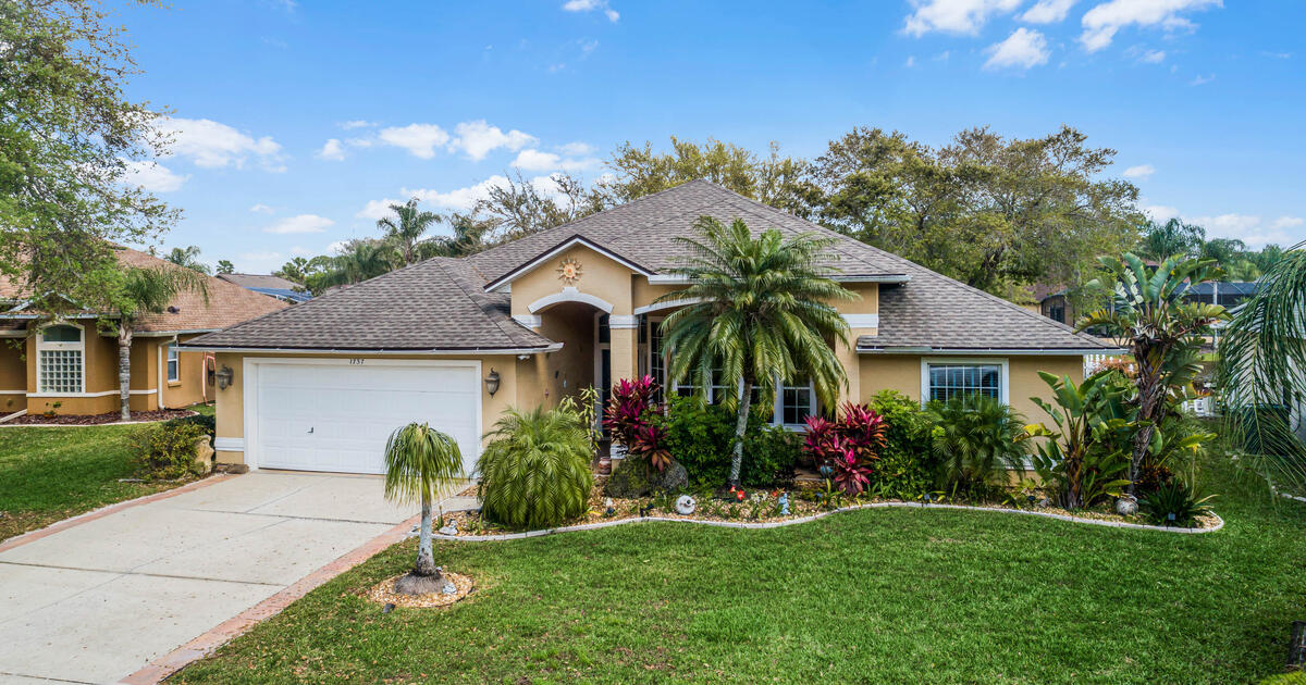 Water's Edge Home, move in ready! for 449000 in Port Orange, FL For