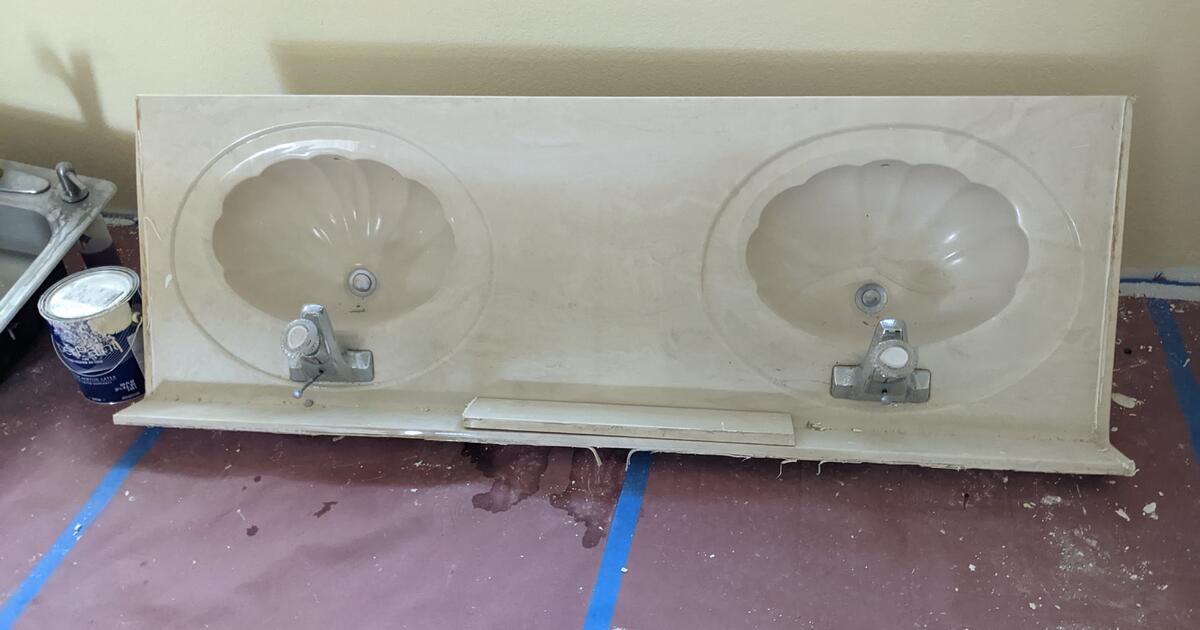 Free 5 Ft. vanity tops with sinks for Free in Fort Myers, FL Finds