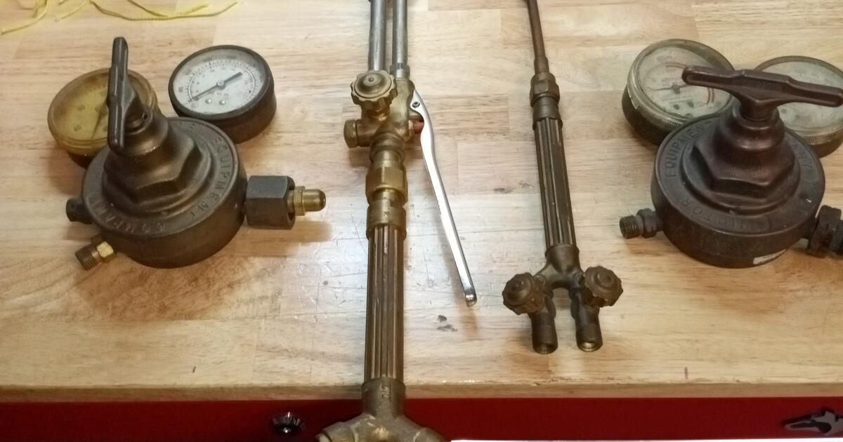 Complete Victor cutting rig. Cutting Torch, brazing torch,hose and 2