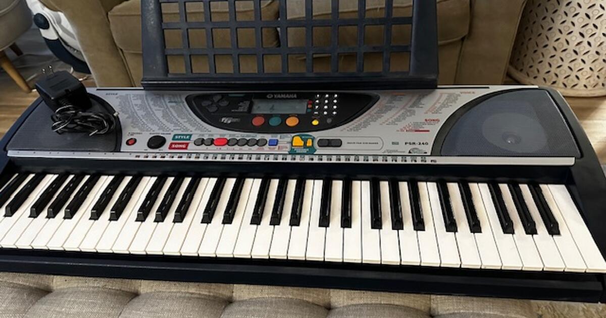 Yamaha Electronic Synthesizer Piano Keyboard w/charger and music rack