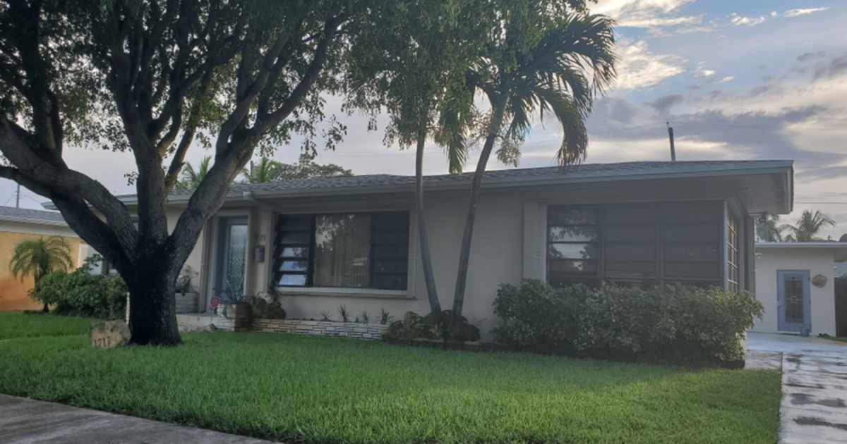 Single family house for rent 2 bedroom 1 bath Bonus room for 2100 in Lake Worth, FL Finds
