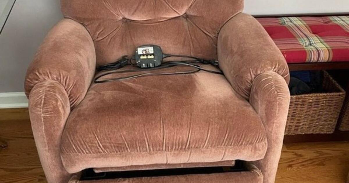 Lazy Boy Lift Chair FREE for Free in Farmington Hills, MI For Sale