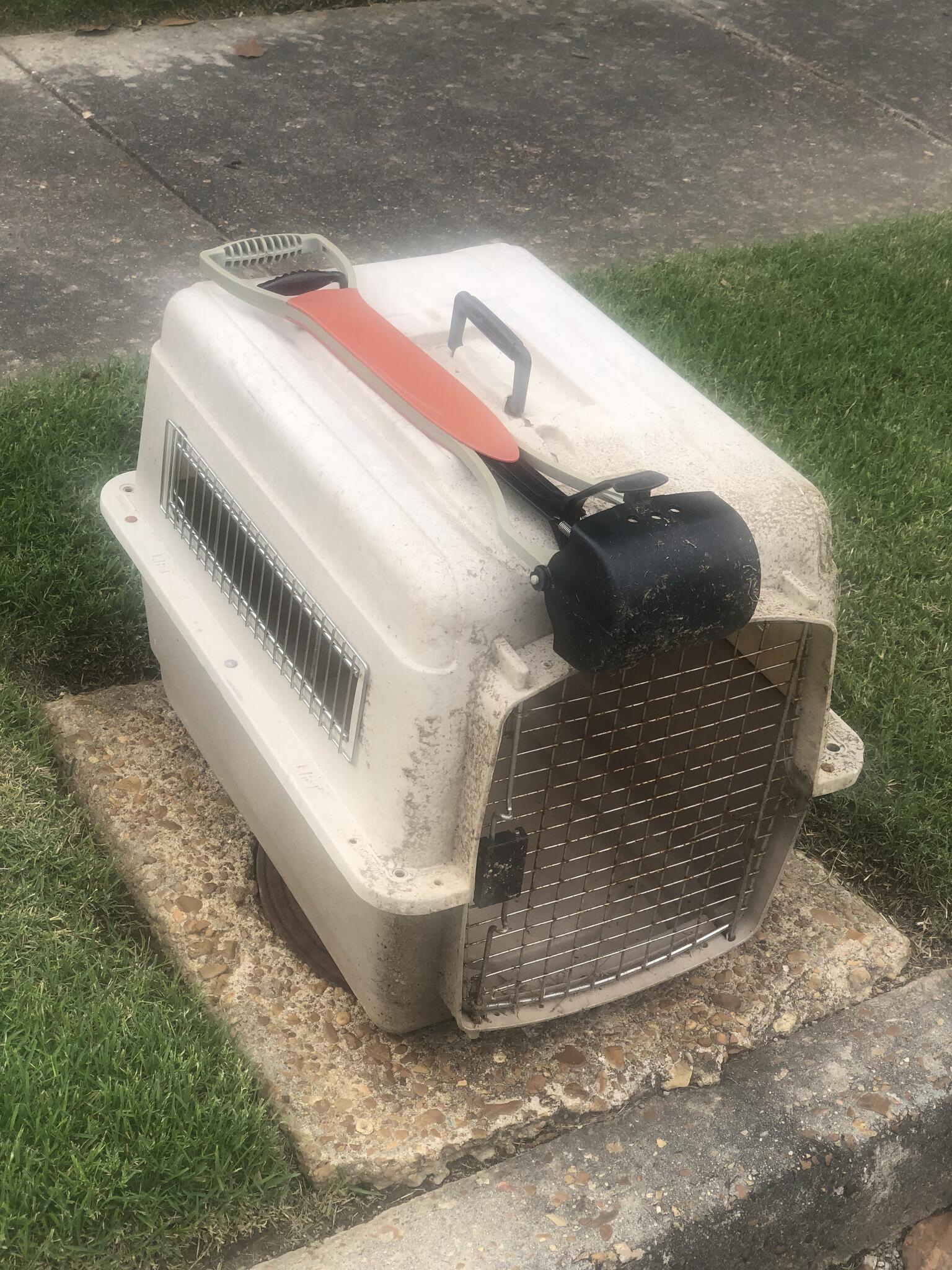 FREE on Curb, Medium sixe dog crate and poop scooper for Free in