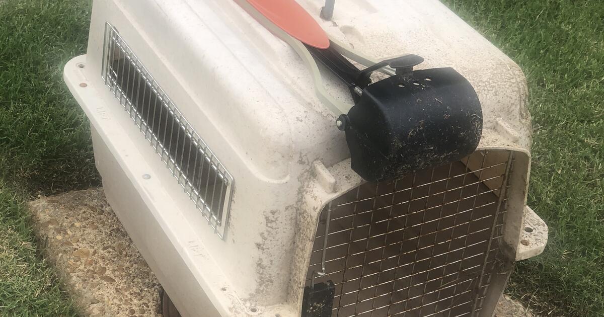 FREE on Curb, Medium sixe dog crate and poop scooper for Free in